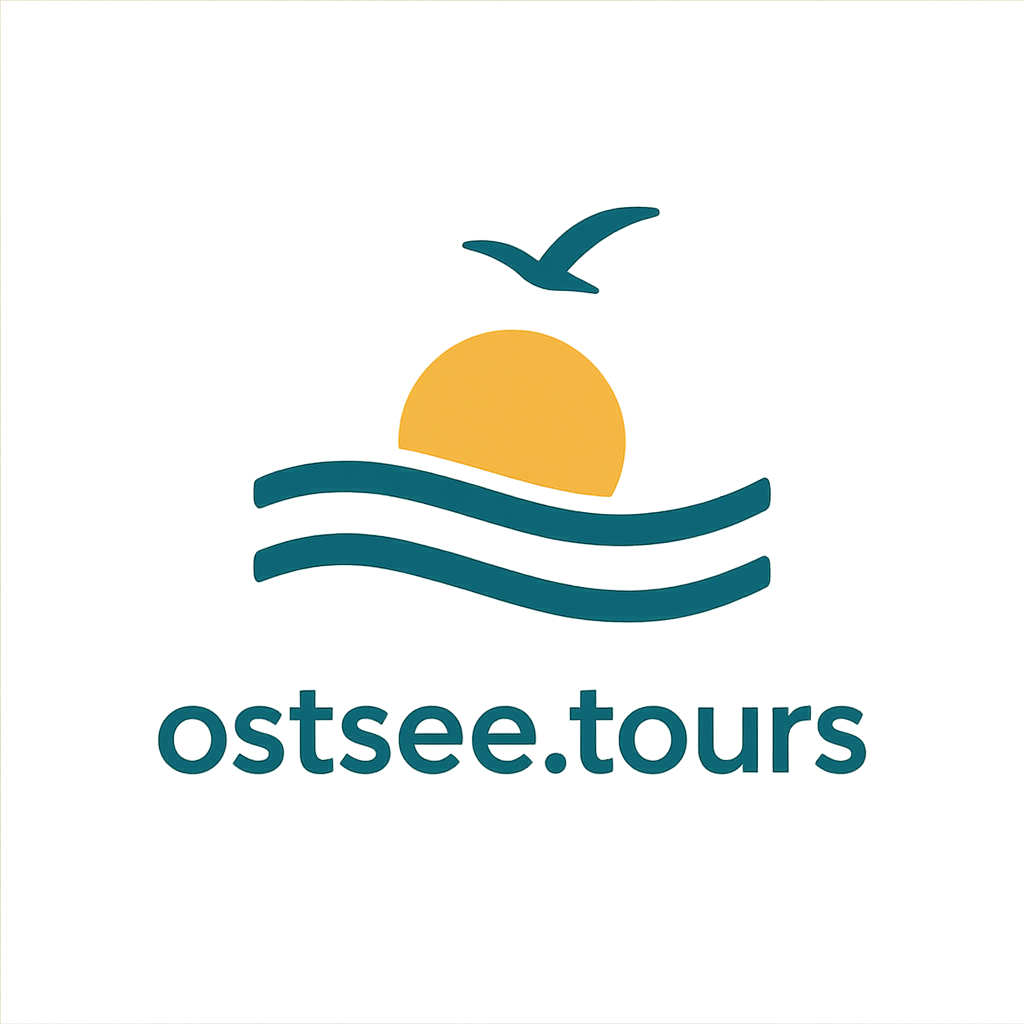 Logo mit einer gelben Sonne, die hinter blaugrünen Wellen untergeht, einem fliegenden Vogel darüber und dem Text ostsee.tours darunter auf weißem Hintergrund - perfekt als individuelle Kopfzeile für Ihre Küstenmarke.